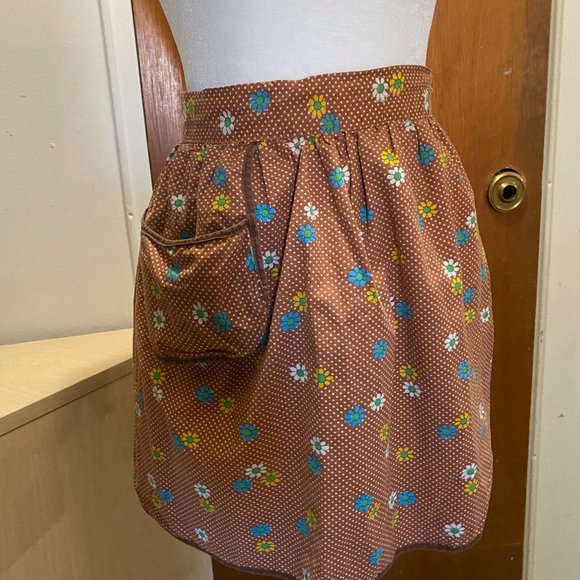 Vintage polka dot flower print apron - Picture 3 of 8